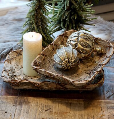 Bild av dekorativt arrangemang med ljus och naturmaterial