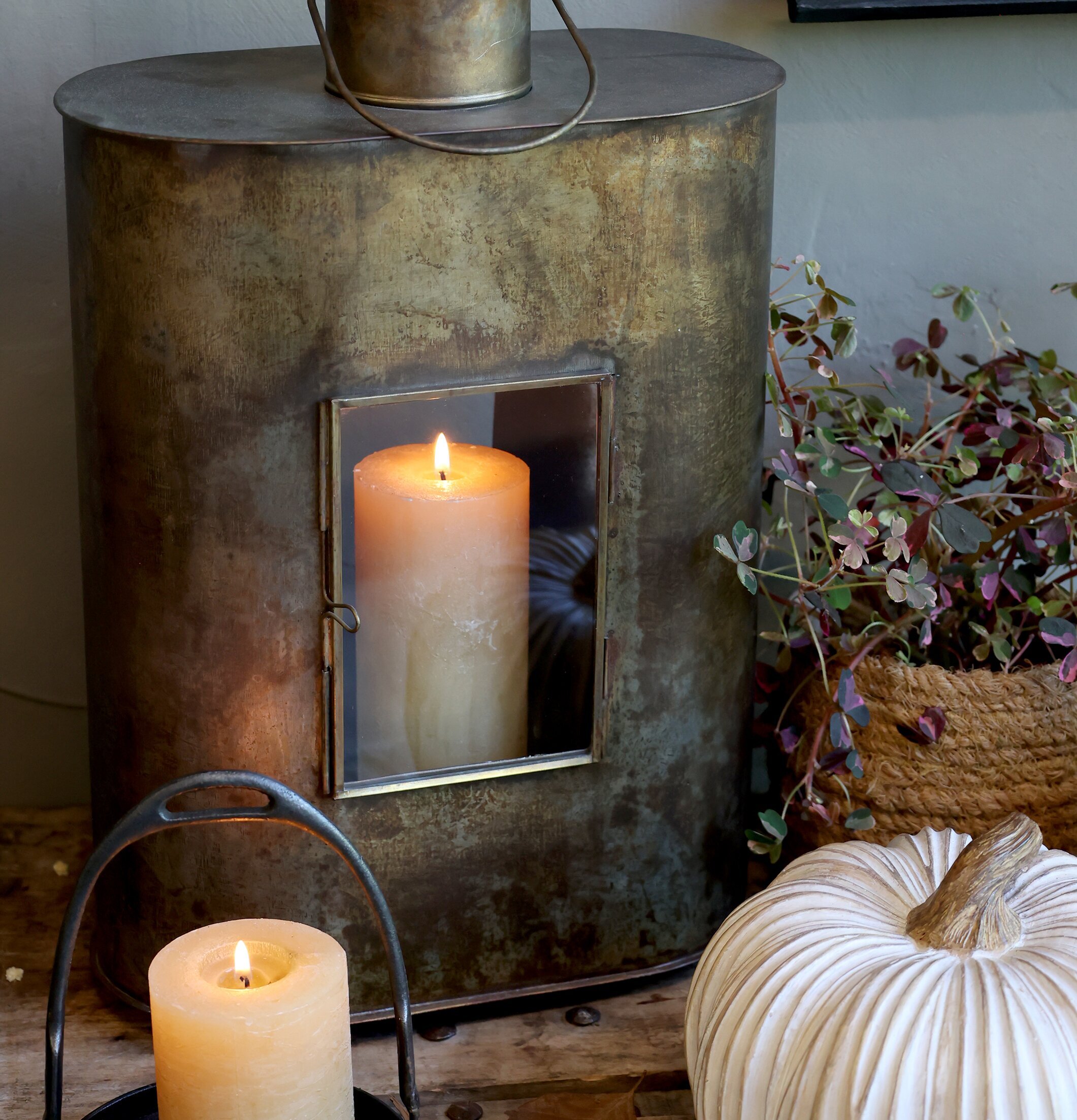 Bild av elegant inredning med antik mässingslanterna