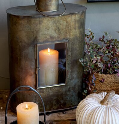 Bild av elegant inredning med antik mässingslanterna