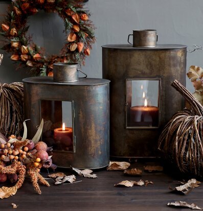 Bild av rustika ljuslyktor med höstlig dekoration