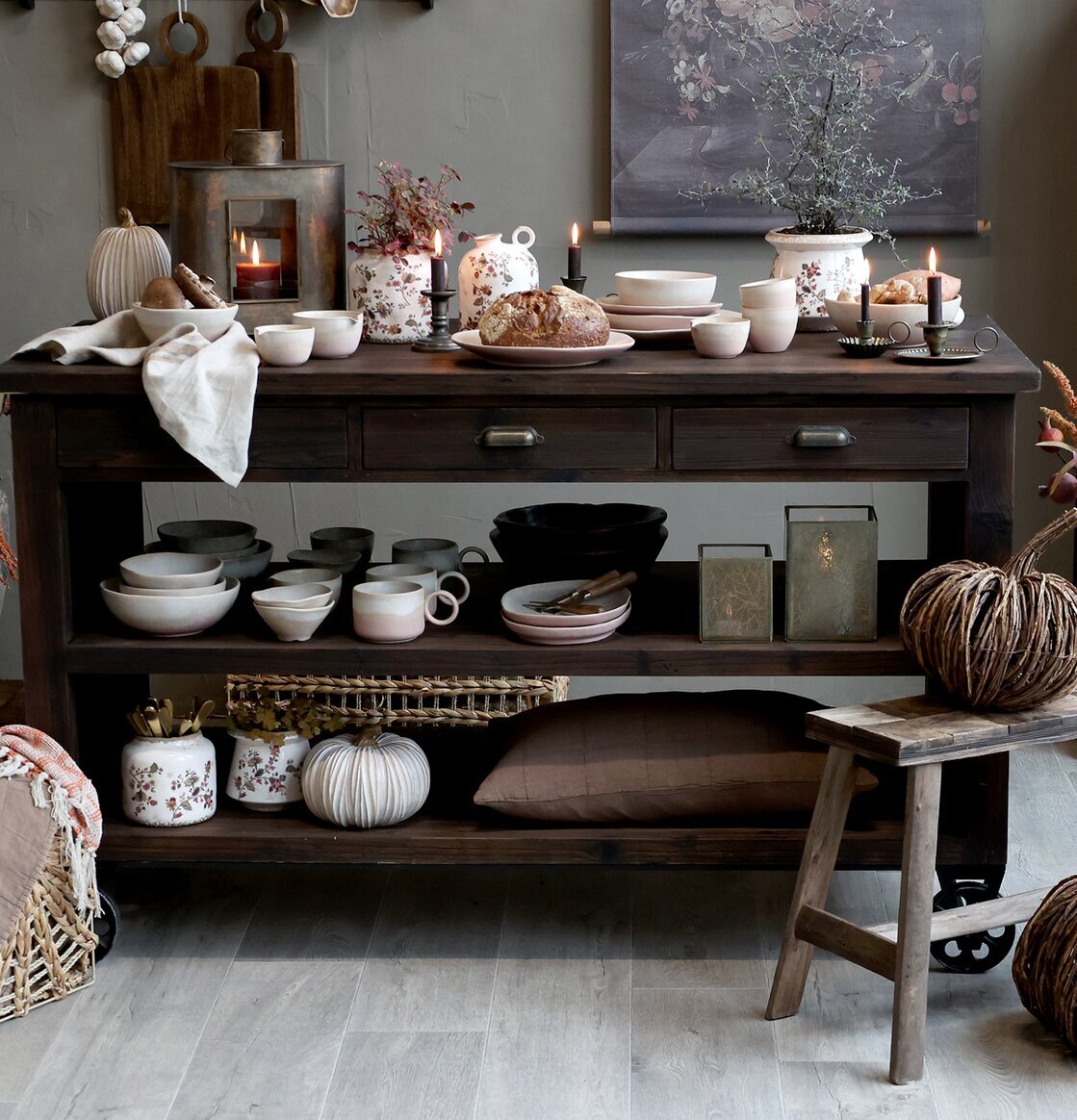 Bild av rustikt rum med harmonisk och lantlig inredning