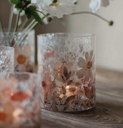 Bild av ljuslykta med blommotiv och krackelerat glas