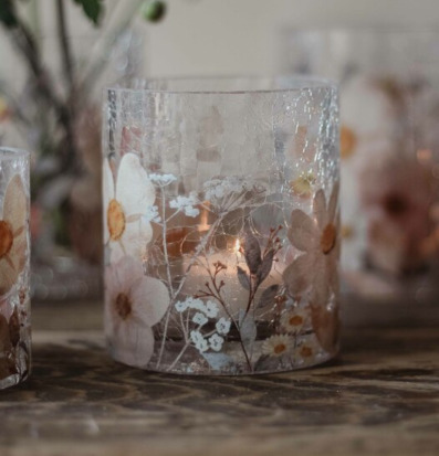 Bild av ljuslykta med blommönster i frostat glas