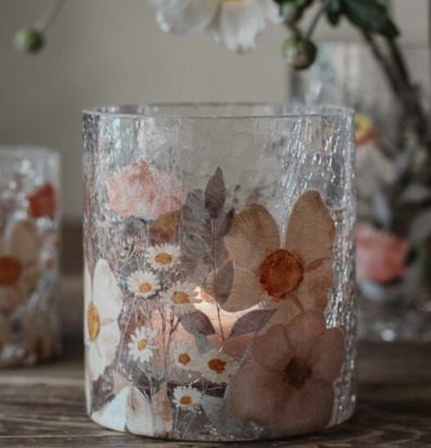 Bild av ljuslykta med blommönster och krackelerat glas