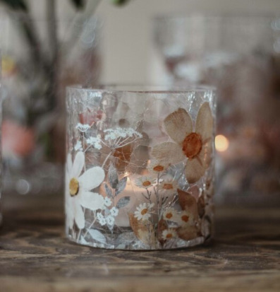 Bild av ljuslykta med blommönster och frostat glas