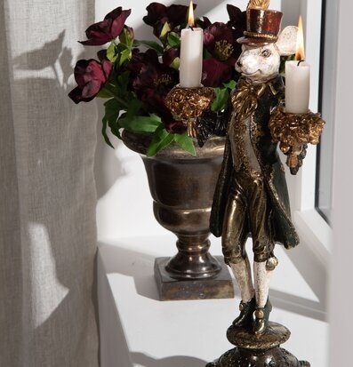 Bild av detaljrik ljusstake med mus i festlig dräkt