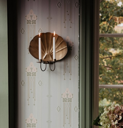 Bild av elegant interiör med antik mässingslampett