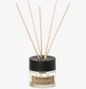 Bild av stilren vassdiffuser med doftpinnar i glas