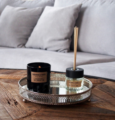 Bild av hemtrevlig atmosfär med doftljus och oljeflaska