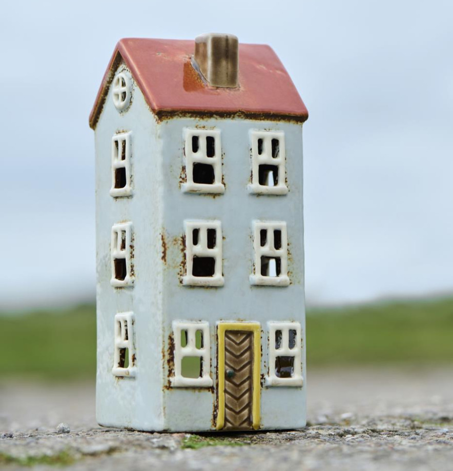 Bild av charmig ljuslykta formad som ett litet hus