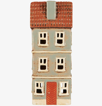 Bild av charmig ljuslykta i form av ett miniatyrhus