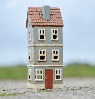 Bild av en detaljerad ljuslykta i form av ett stadshus