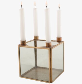 Foto av stilren ljusstake i glas och mässing med ljus