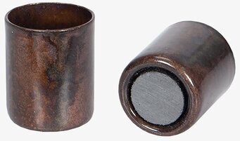 Bild av två stilrena cylindriska ljushållare i metall