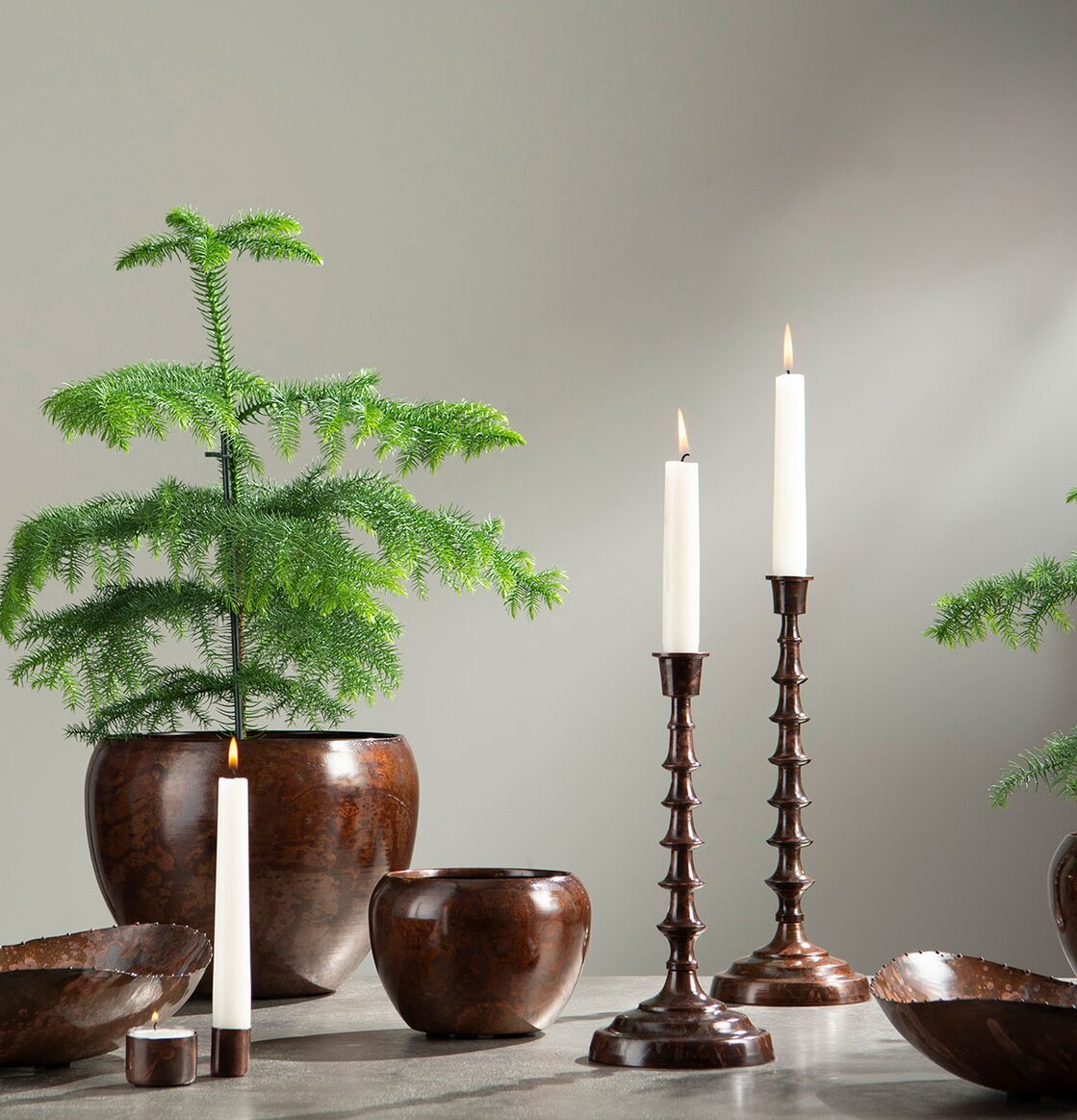 Bild av elegant ljusarrangemang med växter och design