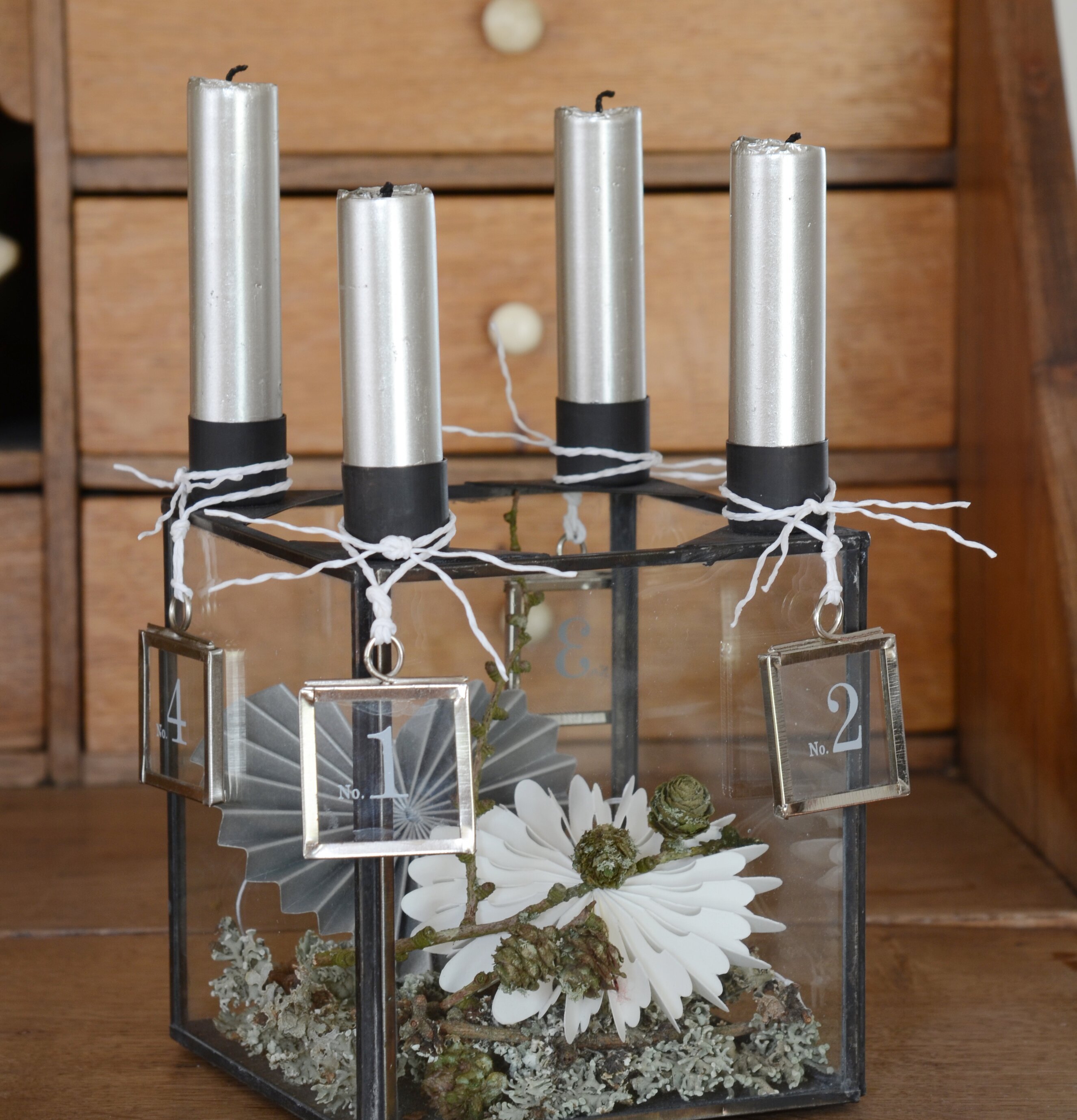 Bild av elegant ljusstake i glas med rustik känsla