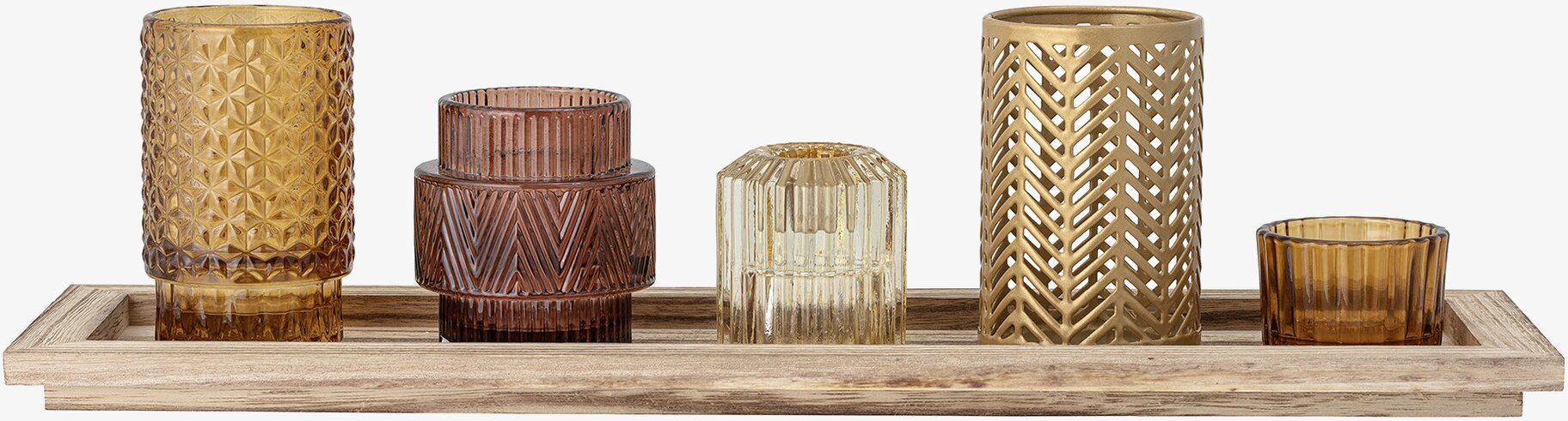 Bild av stilfulla ljushållare på rektangulärt träfat