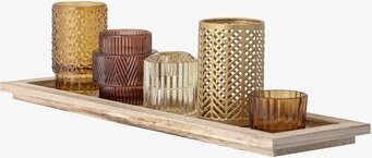 Bild av elegant ljushållare och träfat för inredning