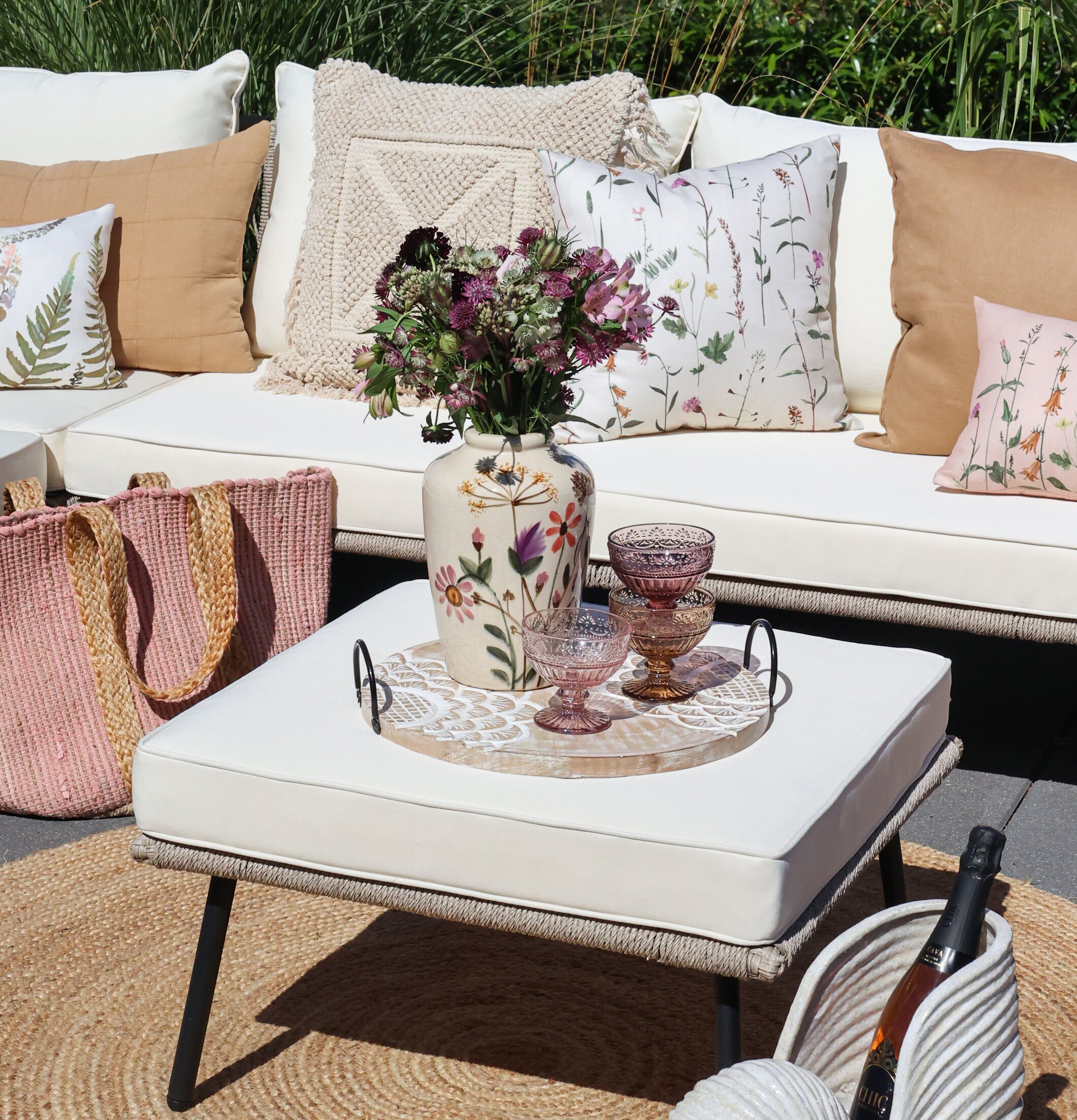 Bild av smakfullt arrangerad utomhusmiljö med soffa