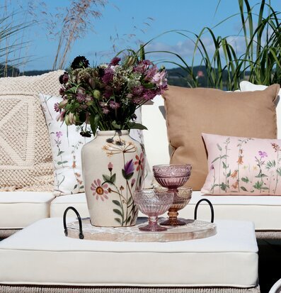 Bild av harmonisk utomhusmiljö med elegant inredning