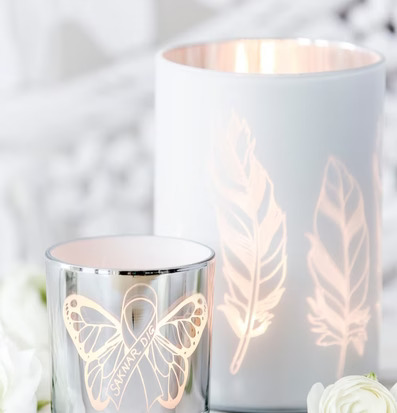 Bild av två ljuslyktor med elegant och harmonisk design