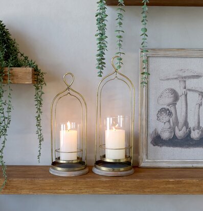 Bild av eleganta ljuslyktor i antik mässing och glas