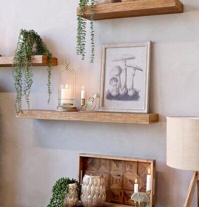 Bild av harmonisk inredning med ljusstakar och växter