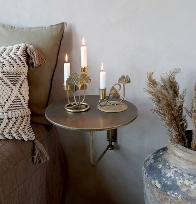 Bild av harmonisk inredning med antika ljusstakar