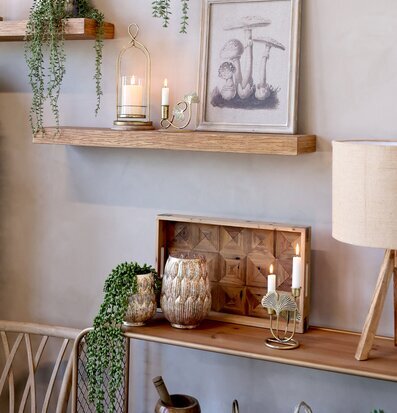 Bild av harmoniskt arrangerat utrymme med mässingsdetaljer