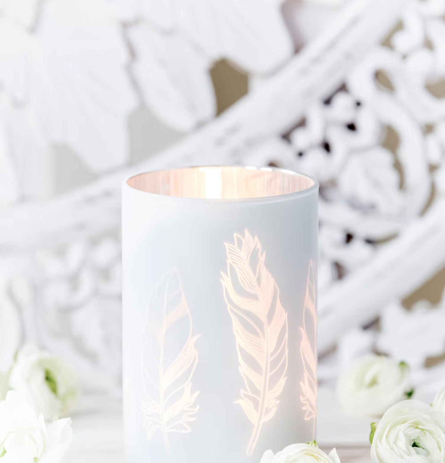 Bild av elegant ljuslykta med fjädermotiv och blommor