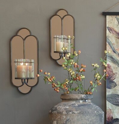 Bild av stilfull inredning med speglar och ljusstakar