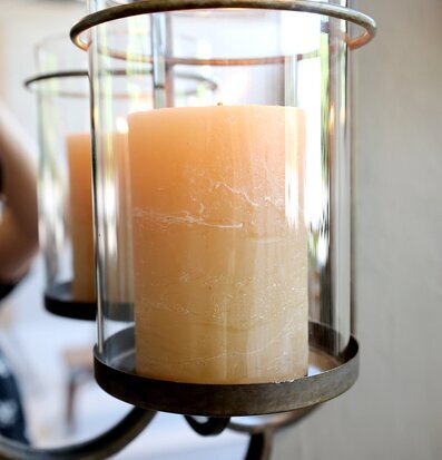 Bild av stilren väggspegel med ljusstake och elegans