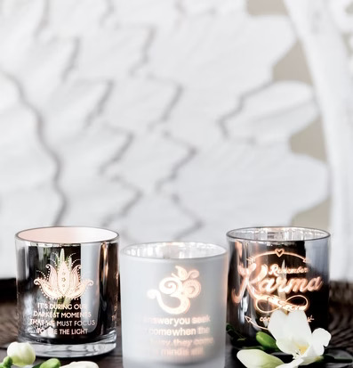 Bild av tre unika ljuslyktor med spirituell design