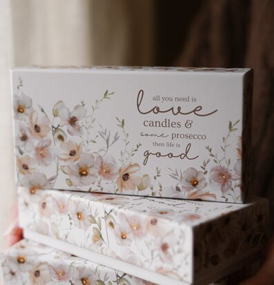 Bild av eleganta doftljus i blommiga förpackningar