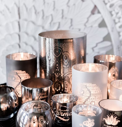 Bild av eleganta ljuslyktor i spel av ljus och skugga