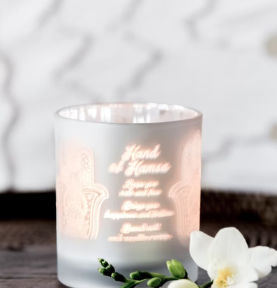 Bild av ljuslykta med Hamsa-mönster och frostat glas