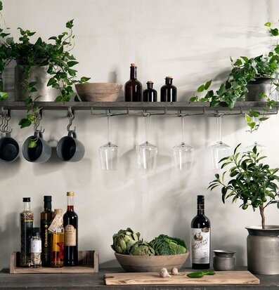 Bild av inspirerande köksmiljö med hängande hylla