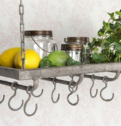 Bild av stilfull hängande hylla i metall med frukter
