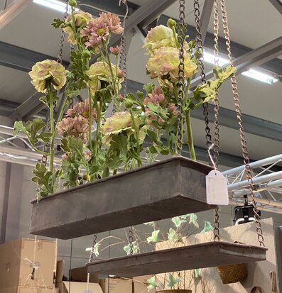 Bild av hängande hylla med industriell och tidlös design