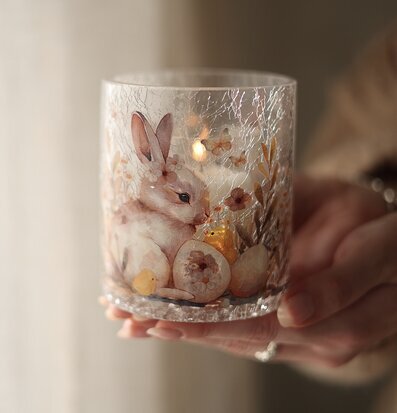 Bild av ljuslykta med kaninmotiv och vårdekorationer