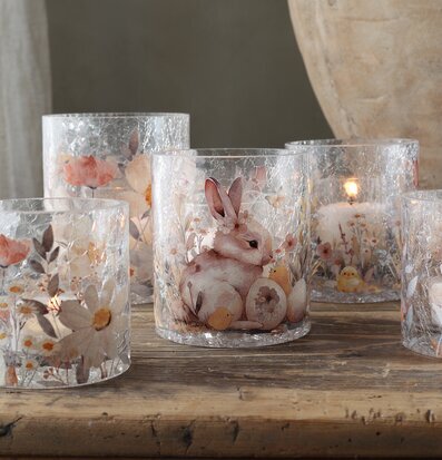 Bild av ljuslykta med påsktema och sprucken glasfinish