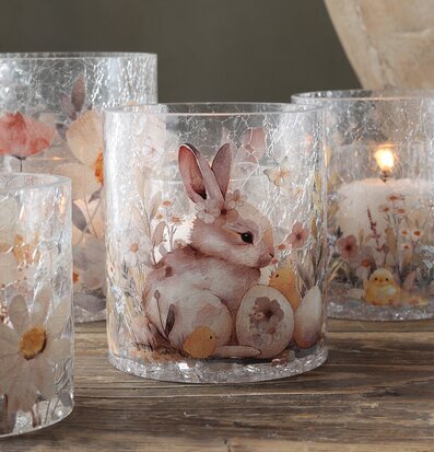 Bild av ljuslykta med vårmotiv och krackelerat glas