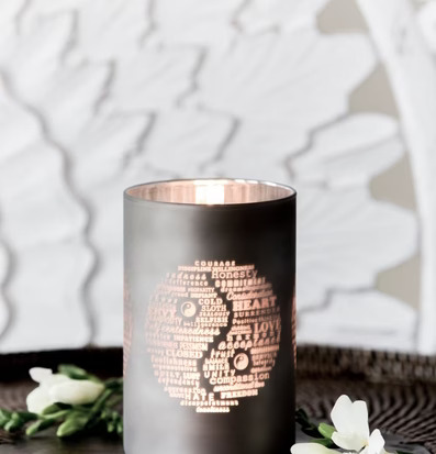 Bild av elegant ljuslykta med harmoniskt yin-yang motiv