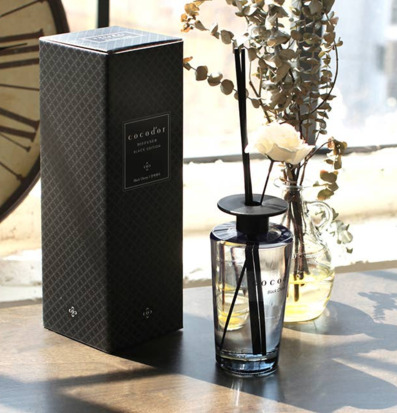 Bild av elegant doftscen med stilren och lugn atmosfär