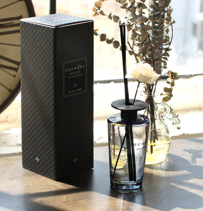 Bild av elegant doftscen med stilren och lugn atmosfär