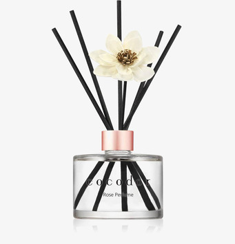 Bild av stilrena doftpinnar med elegant blomdetalj