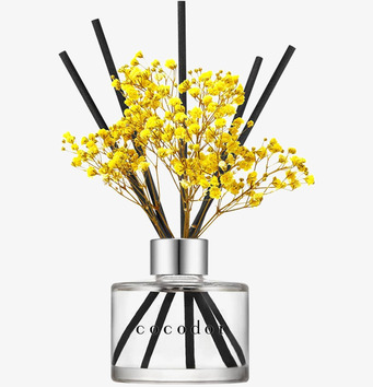 Bild av eleganta doftpinnar med blommor och glasflaska