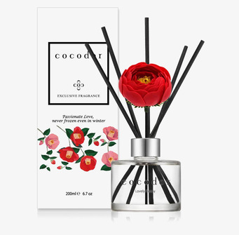 Bild av eleganta doftpinnar med blommigt arrangemang