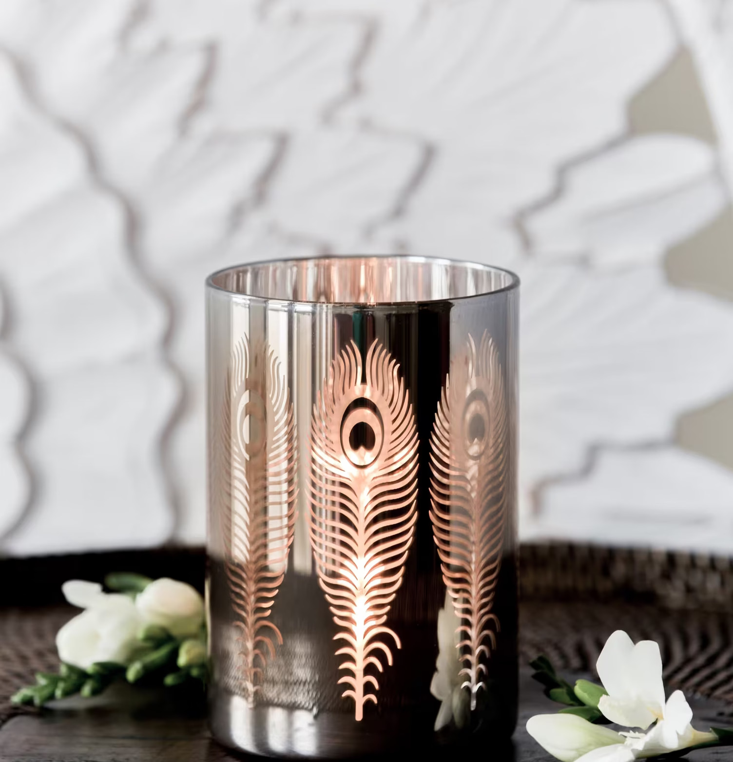 Peacook - Majas Cottage ljuslykta på flätad underlägg