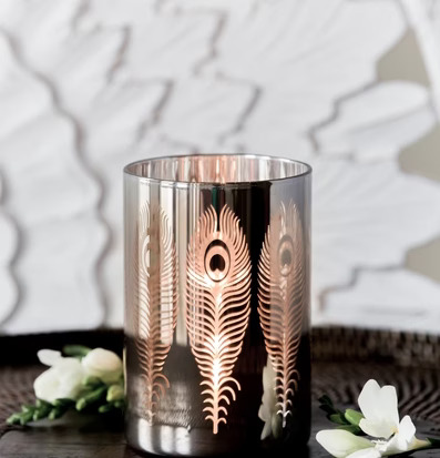 Foto av elegant ljuslykta med påfågelfjädermönster